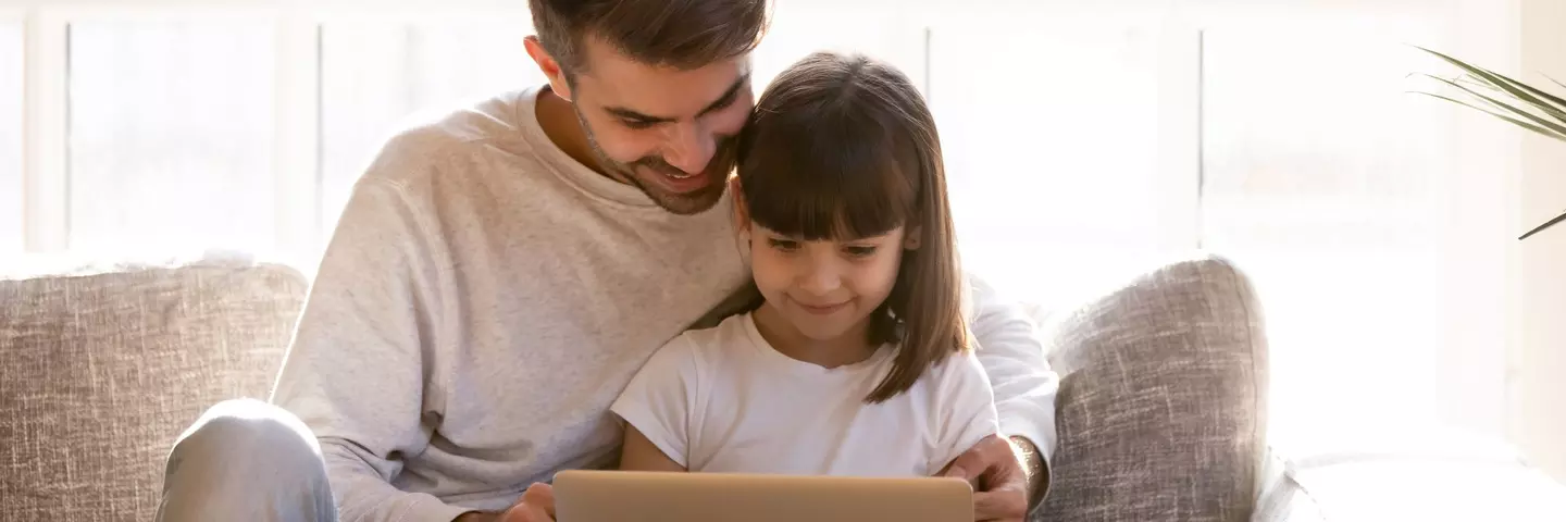 papa_con_su_hija_comprando_en_línea