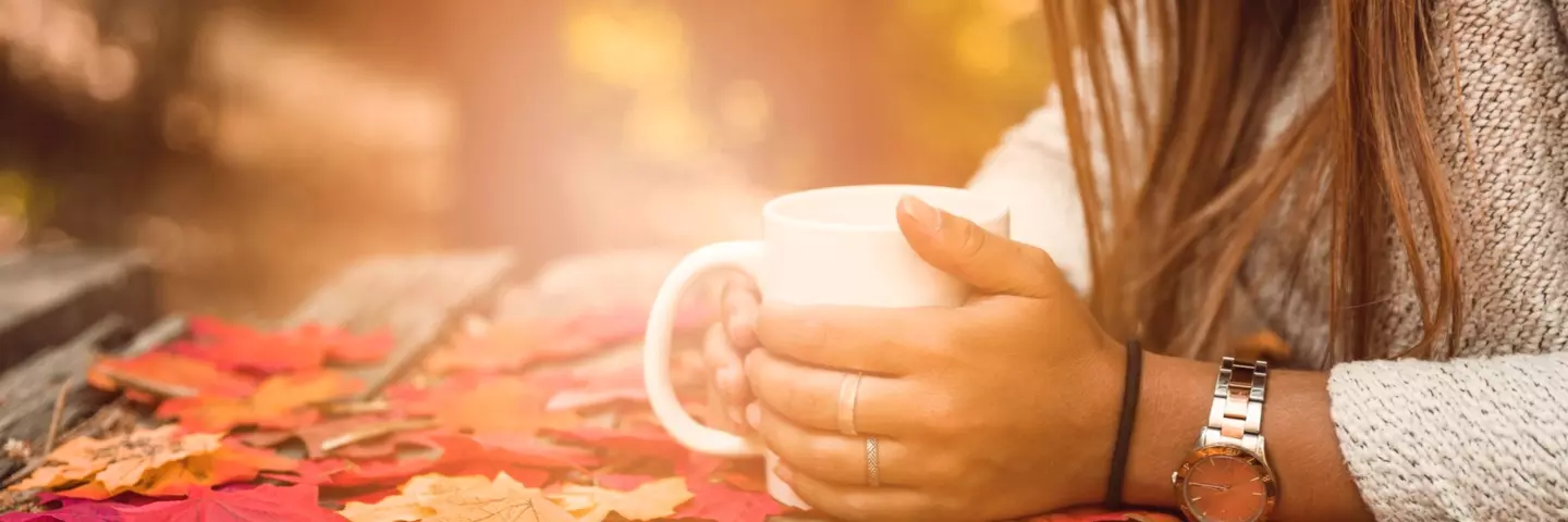 header_mujer_taza