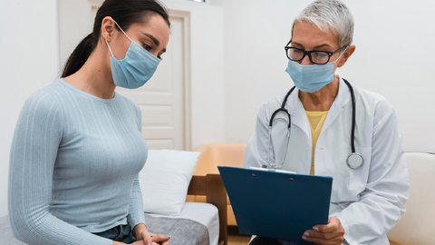 mujer_en_consulta_médica